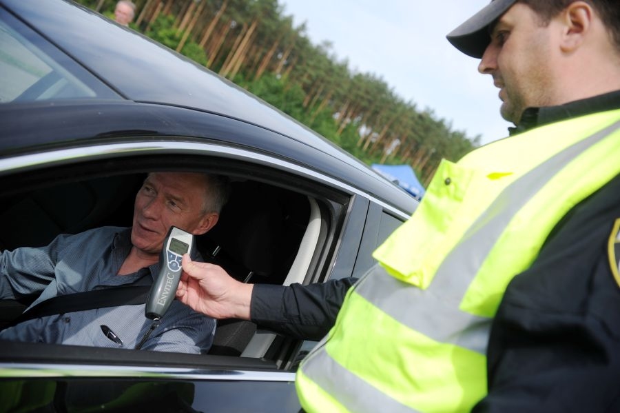 Autovadītāji turpmāk nedrīkstēs atteikties no pārbaudes ar alkometru