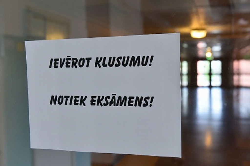 IZM rosina atteikties no valsts pārbaudes darbiem 9.klašu beidzējiem; vidusskolēniem eksāmeni būšot