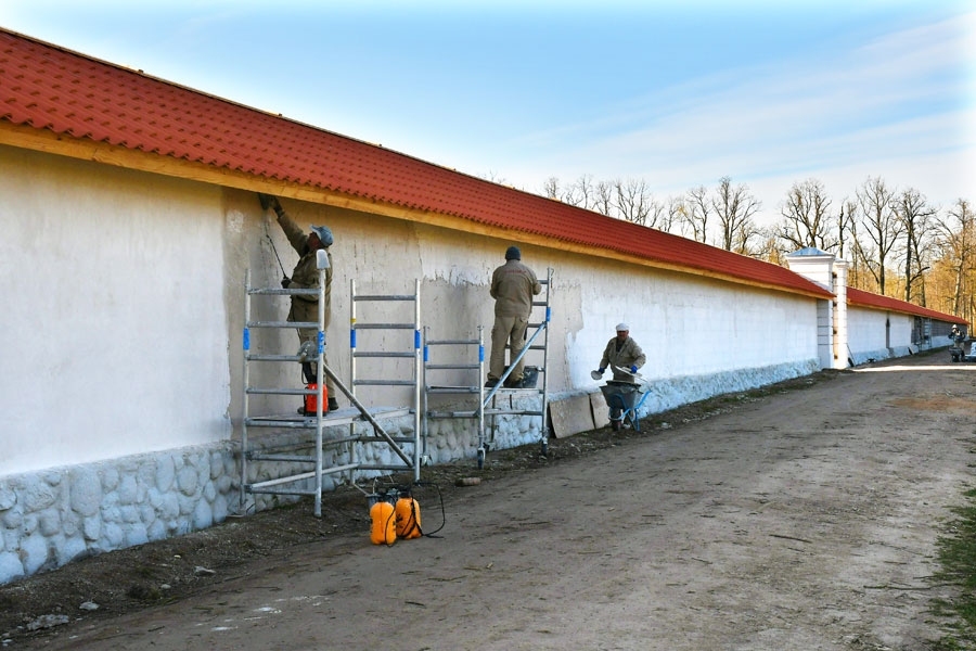 Noslēgumam tuvojas Rundāles pils vēsturiskā žoga atjaunošana