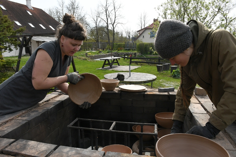 FOTO: Šosezon pirmais ceplis kurts Rundāles Baltajā mājā