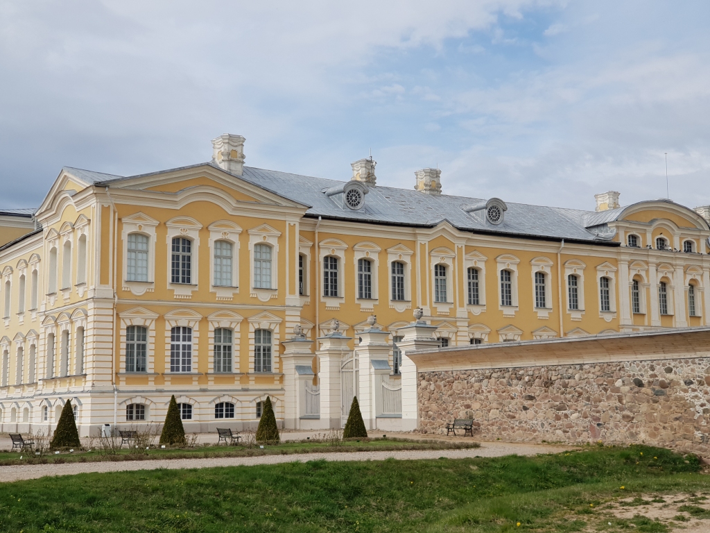 Uzsāks Rundāles pils jumta pārbūvi