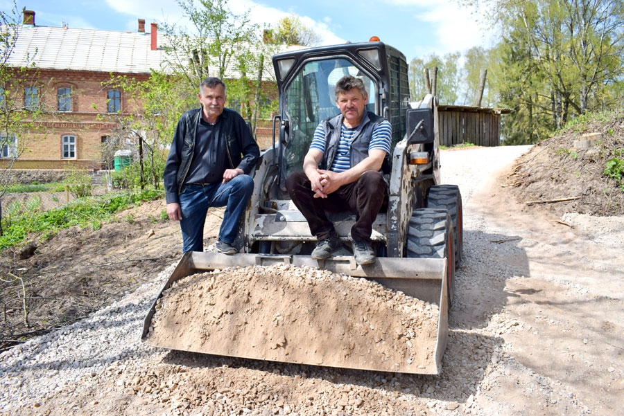 Vecumniekos labiekārto celiņu ap Jauno ezeru