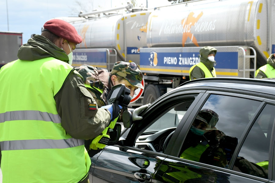 Robeža Grenctālē atvērta visiem automobiļiem; šoferiem tiek mērīta temperatūra