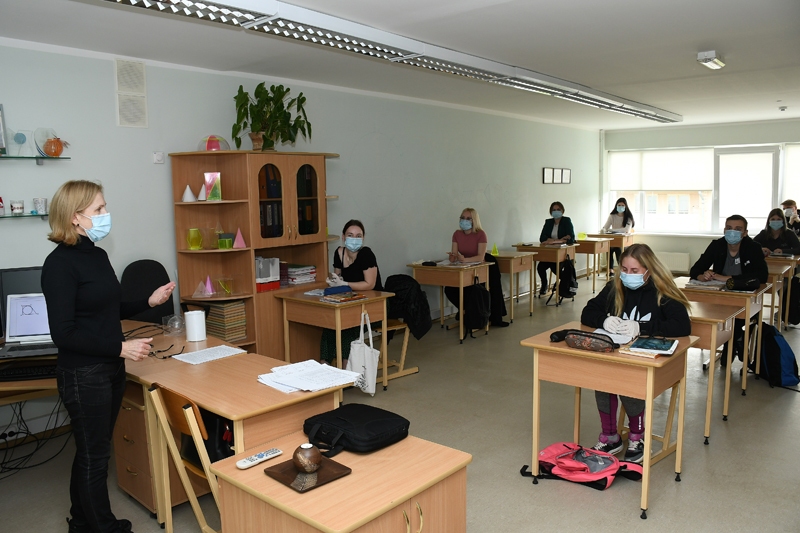 Divpadsmitajiem sākušās klātienes konsultācijas; lielākā bēda – sejas maskas
