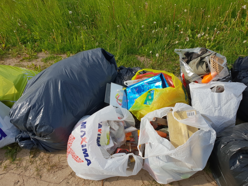 Atkritumu maisus pilsētā atstāj ielas malā