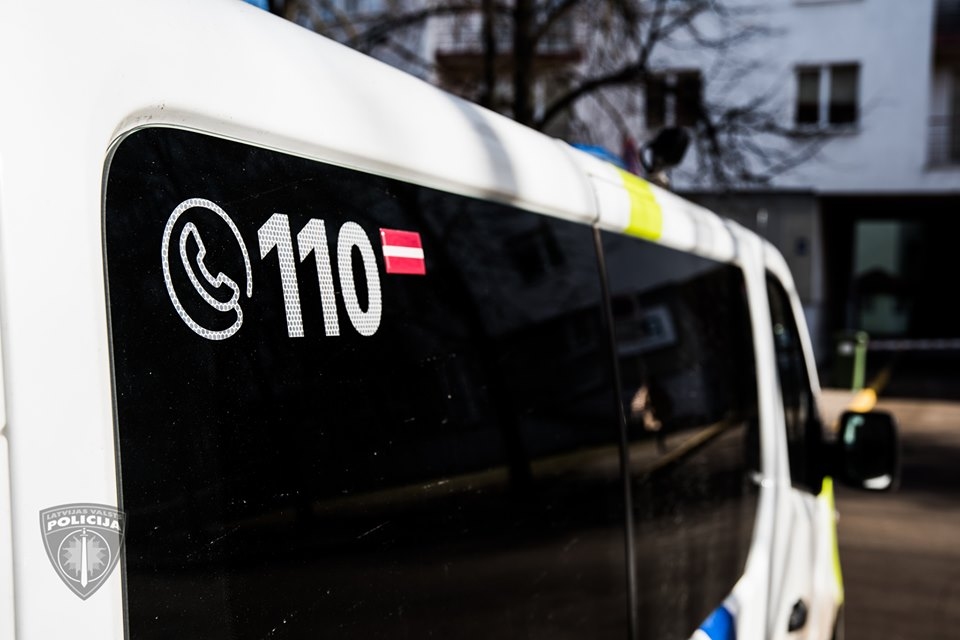 Iedzīvotāji ziņo par aizdomīgu auto Ceraukstē un Bauskā