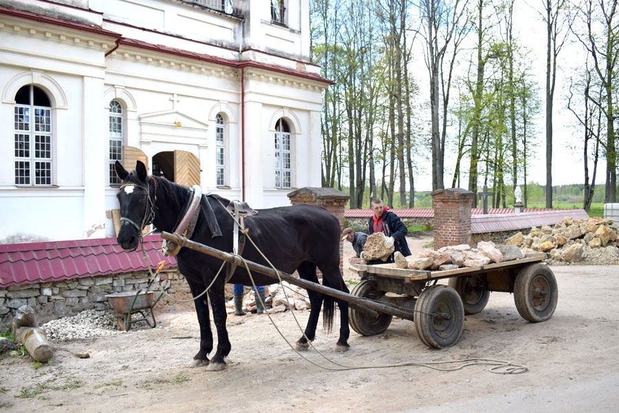 Mīlot Kurmeni, atjauno baznīcu, parku un ēkas