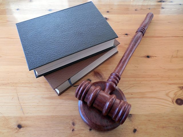Jūnijā tiesa ar liecinieku pratināšanu turpinās skatīt lietu pret policistu par piepelnīšanos ar šoferu kukuļiem