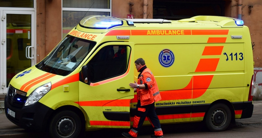 Auto drošības spilvens «sasit» šoferi Iecavā