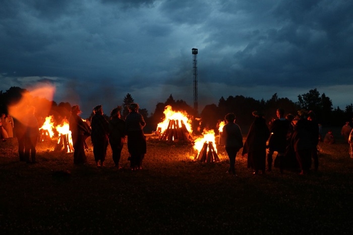 Lecot pāri ugunskuriem, vairāki līgotāji guvuši traumas