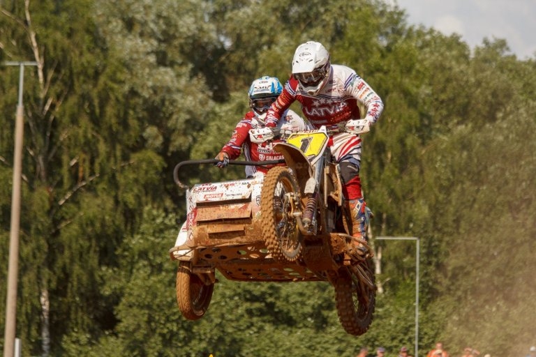 Stelpē milzu karstumā sadalītas balvas motokrosā