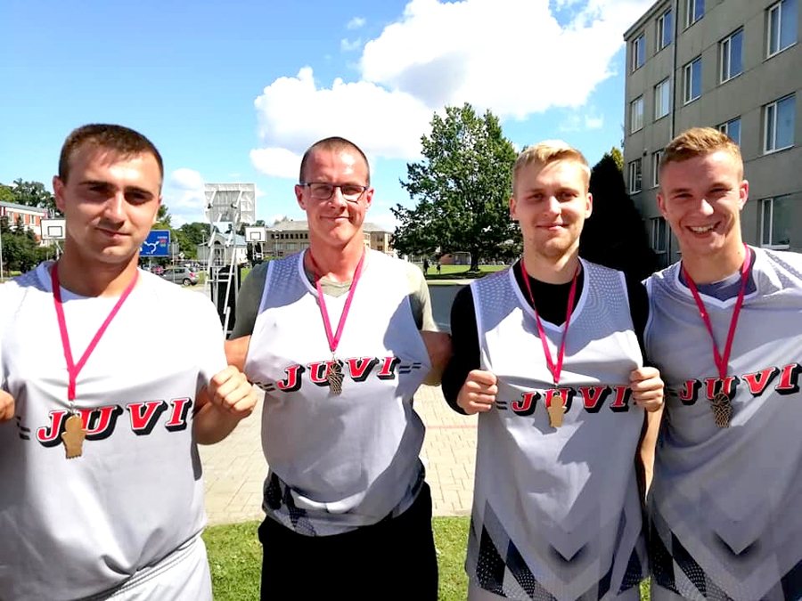 Aizvada divus ielu basketbola turnīrus