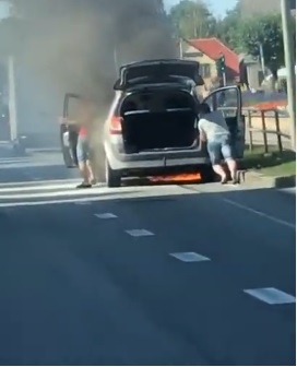 Bauskas centrā aizdegas auto