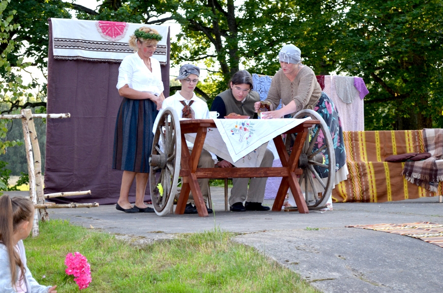 Jaunsaules amatierteātris «Laucis» iestudē «Īsto līgaviņu»