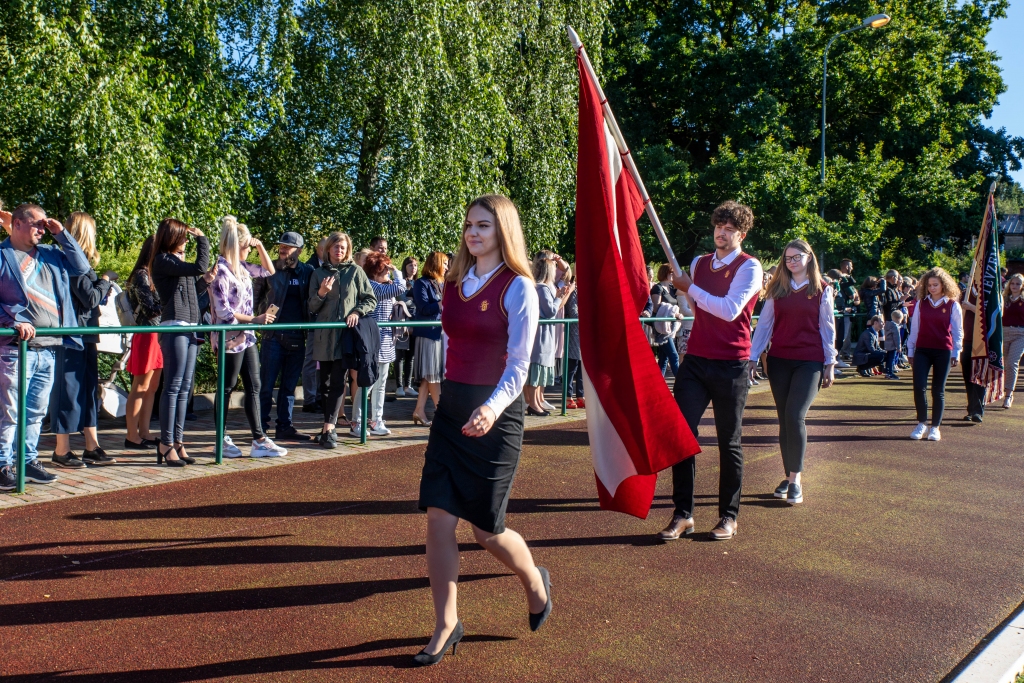 FOTO: Jauno mācību gadu sāk Bauskas Valsts ģimnāzijas saime
