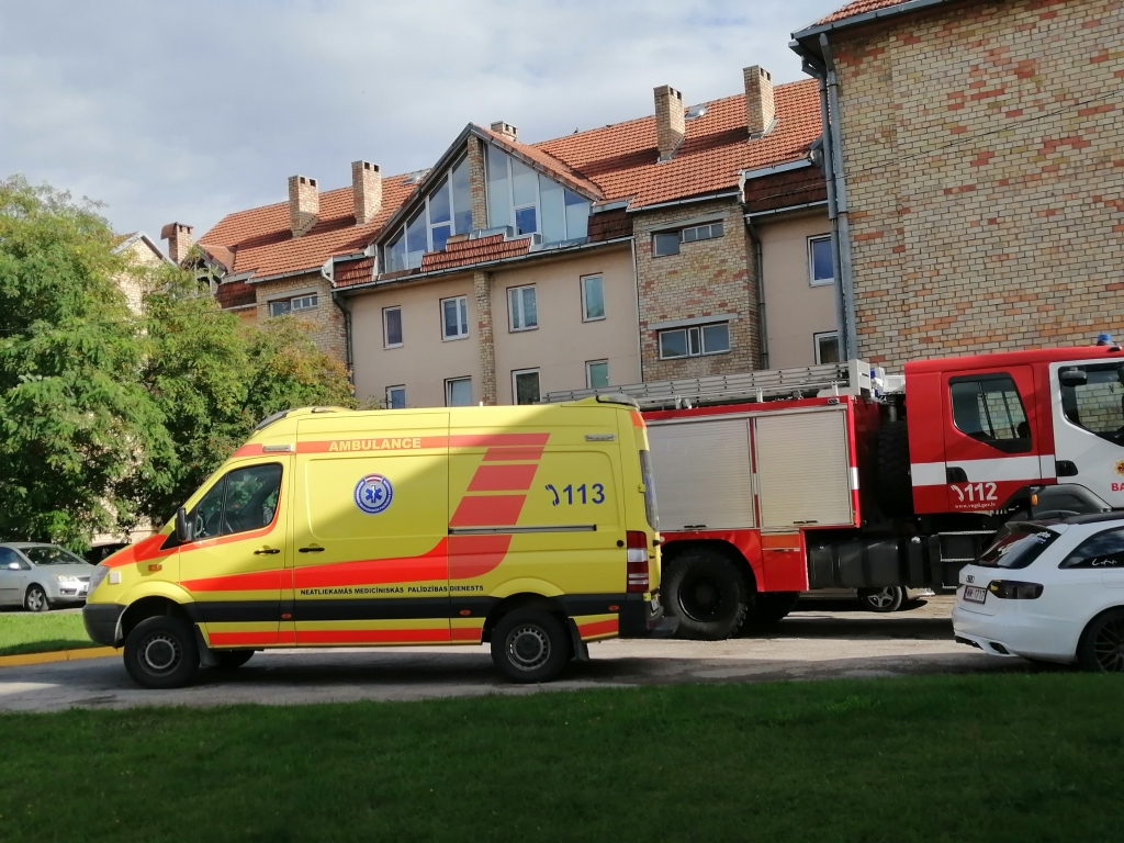 Trīs operatīvie dienesti ierodas Salātu ielā Bauskā
