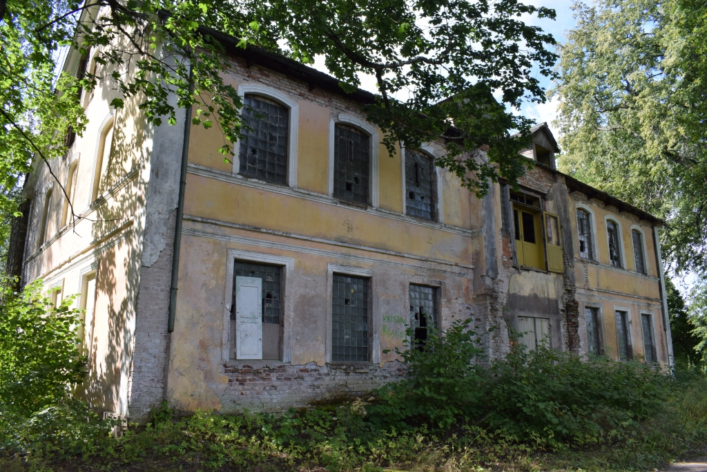 Piedāvā iegādāties Pētermuižas skolu Valles pagastā
