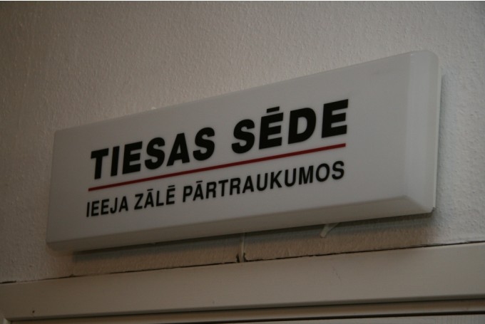 Turpinās izskatīt krimināllietu pret policistiem par piepelnīšanos ar šoferu kukuļiem