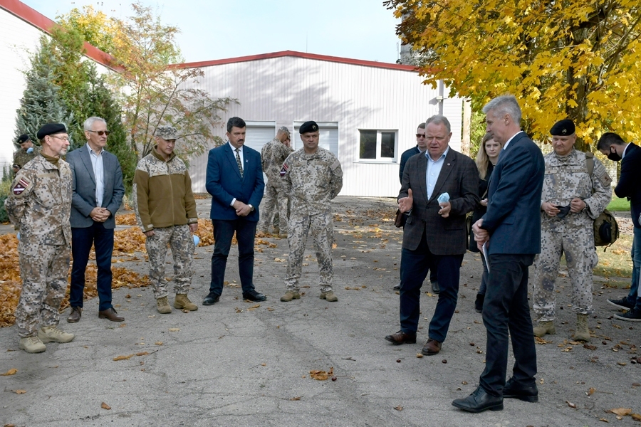 Aizsardzības ministrs Artis Pabriks tiekas ar zemessargiem Iecavā un Bauskā