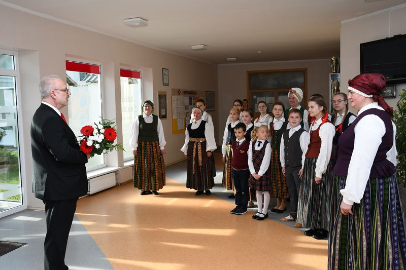 Valsts prezidents iepazīst novadu vēstures pieminekļus un jauniešus