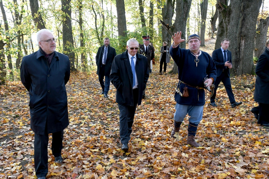 Gan pilīs, gan skolās Valsts prezidents