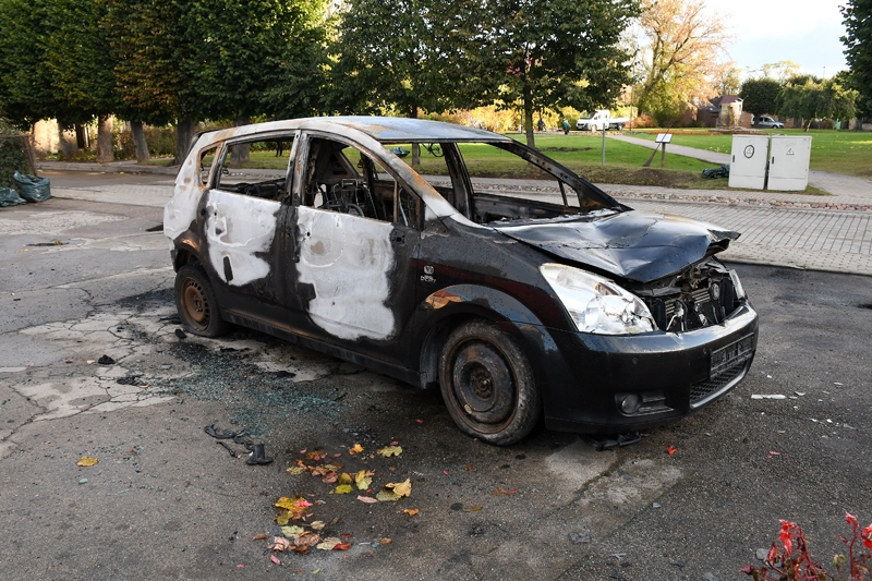 Saules ielā Bauskā deguši divi auto