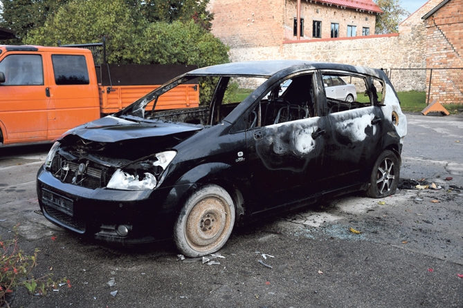 Saules ielā Bauskā deguši divi auto