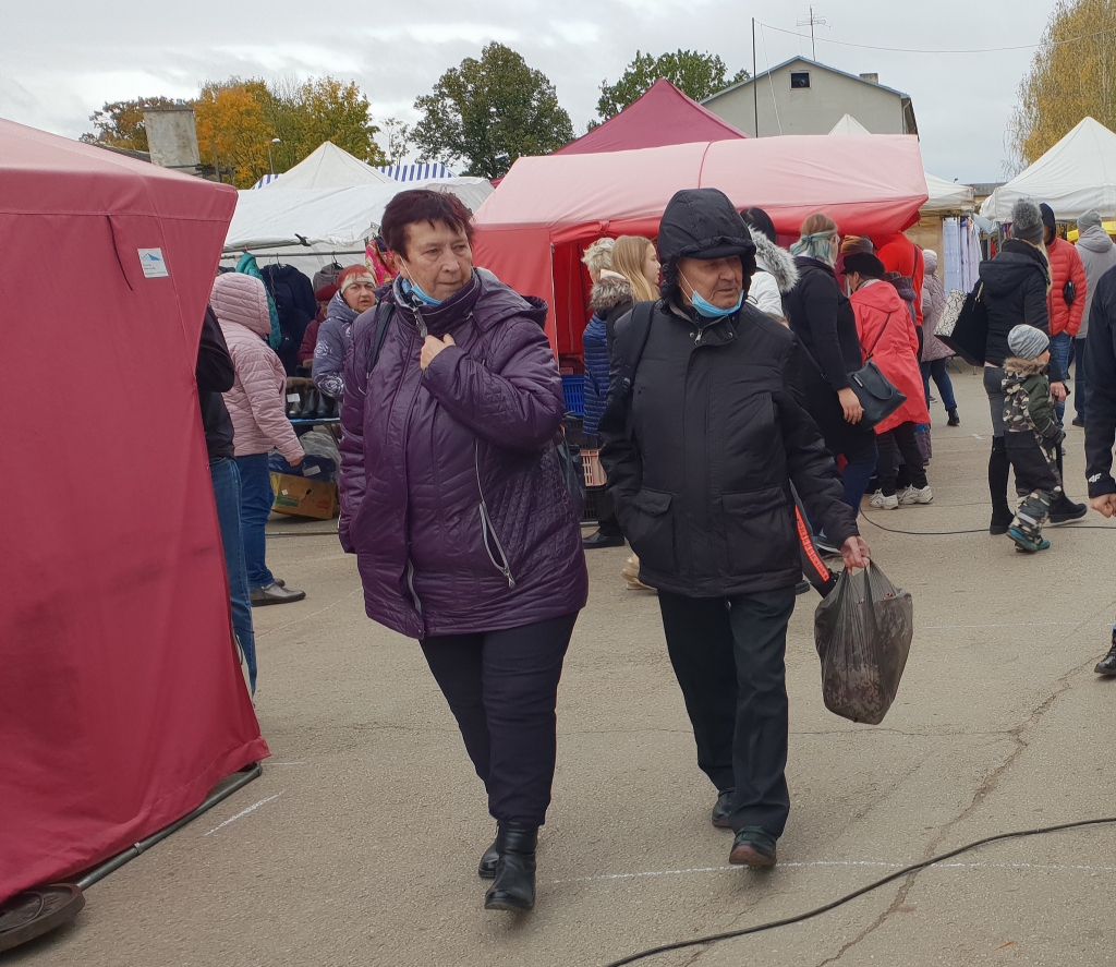 Veikalos cilvēki atbildīgi ievēro masku vilkšanu; tirgū lieto negribīgi