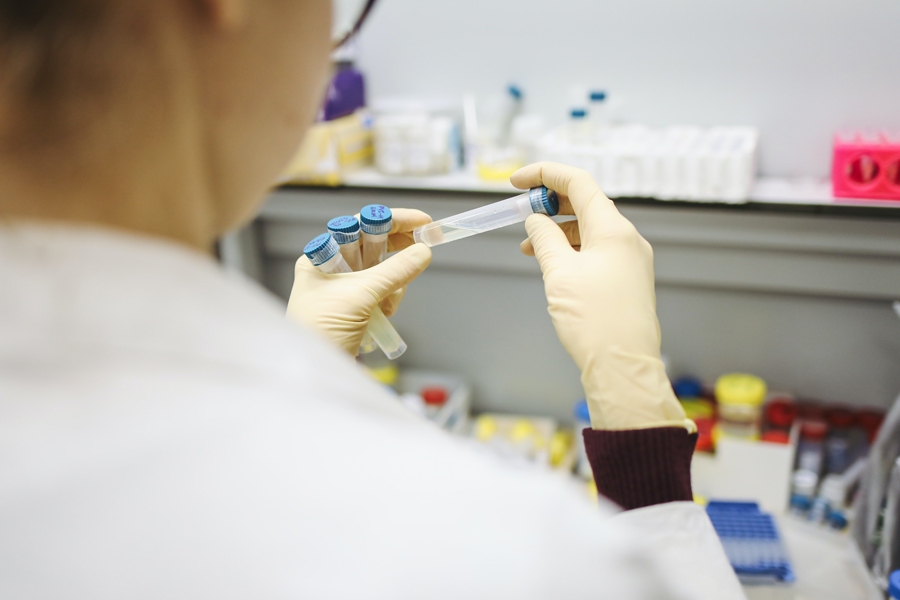 Laboratorijas noslogotas, rindas pagarinās
