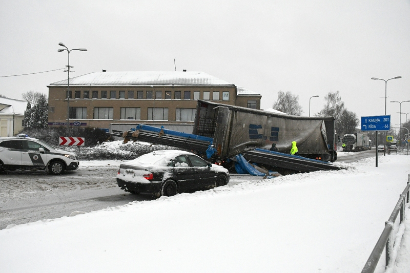 Apļveida krustojumā Bauskā izbirst krava