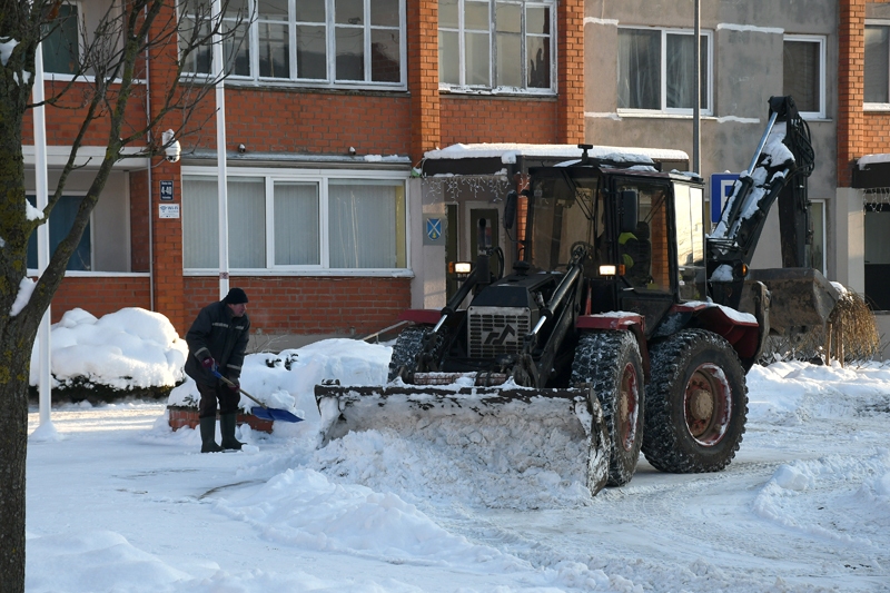 Iecavā uzsāk sniega izvešanu