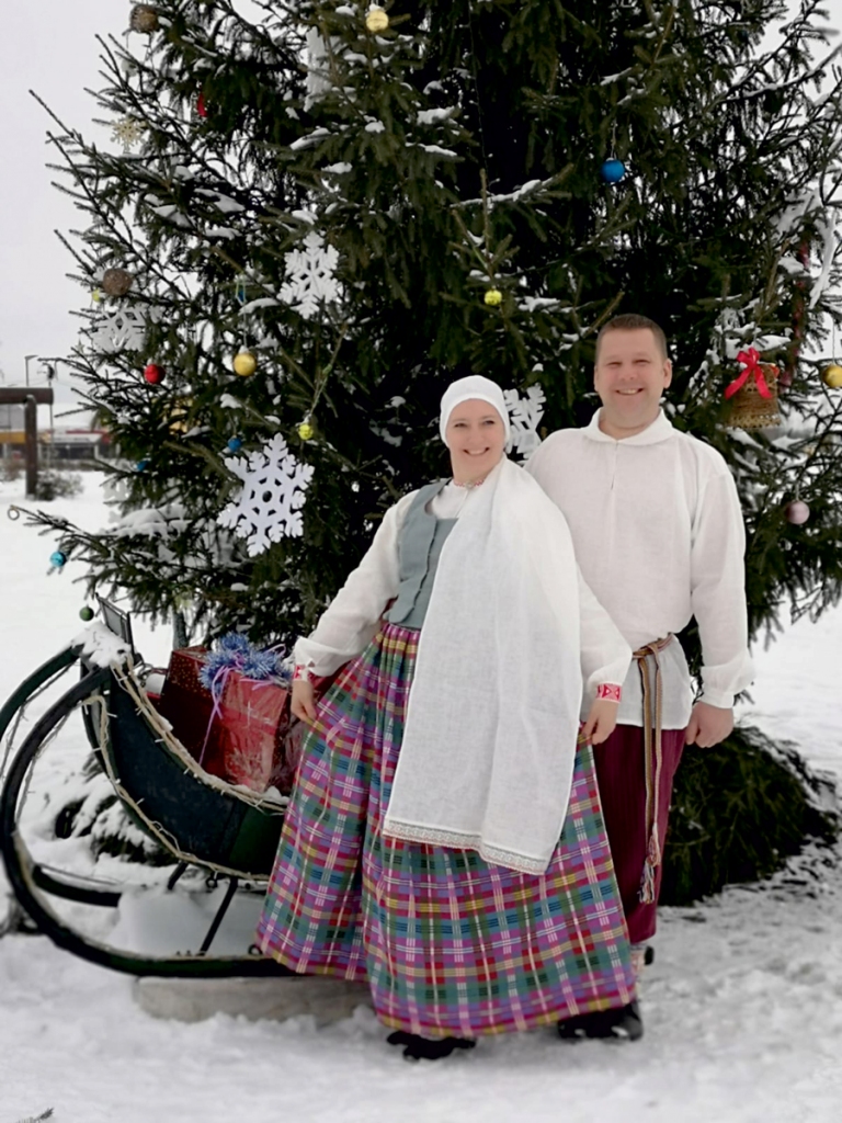 Īslīces deju kolektīvi iegūst jaunus kostīmus