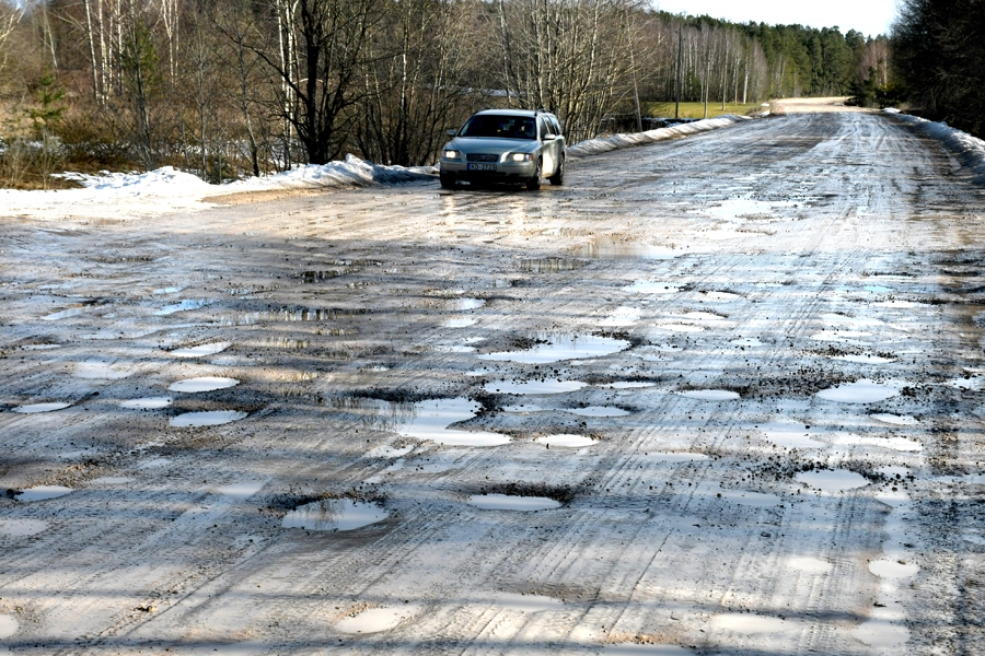 Pašvaldības aicina ar smagsvara auto nebojāt ceļus