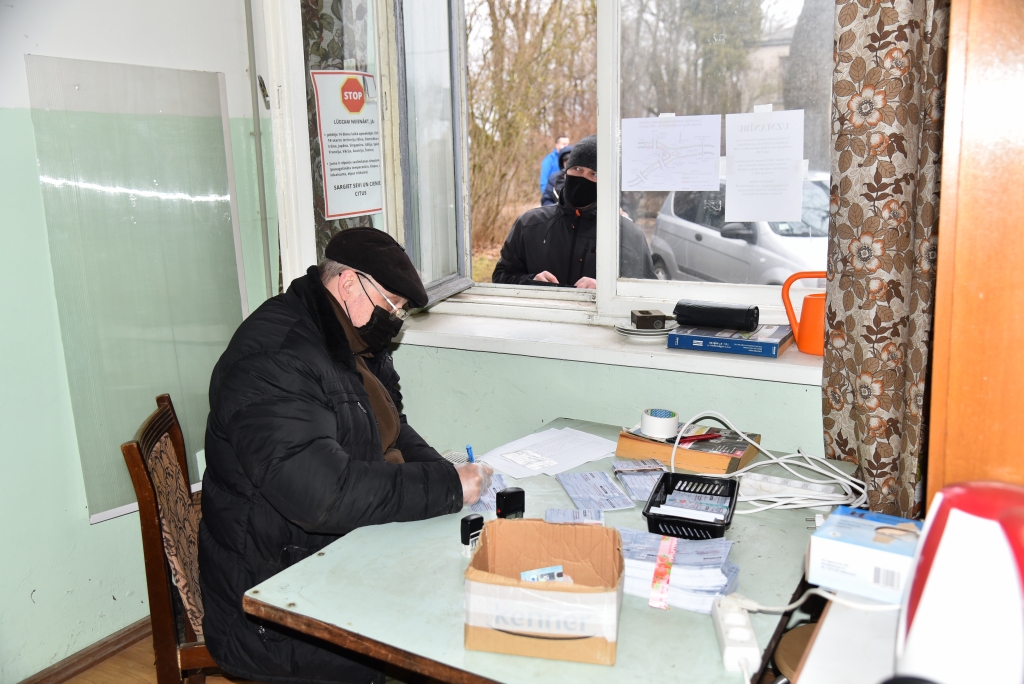 VIDEO: Vimbu makšķerēšanas licences iegādājas epidemioloģiski droši