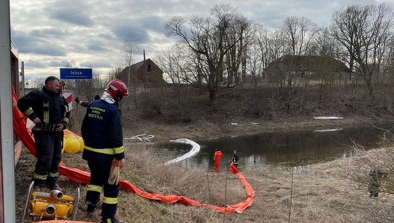 VIDEO: Novērsta dīzeļdegvielas noplūde Īslīces upē, turpinās piesārņojuma savākšana