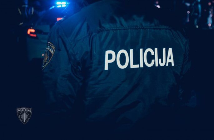 Kravas auto šoferis Valles pagastā sabojā ceļa apmali