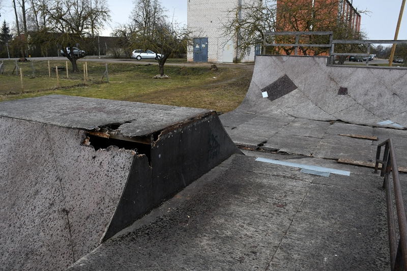 Bērzkalnu skeitparka konstrukcijas kļuvušas dzīvībai bīstamas; pašvaldība meneša laikā to sola nojaukt