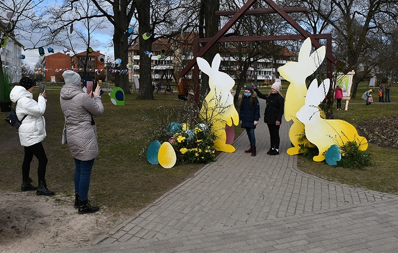 Bauskā bērnus iepriecina pastaiga pa zaķa Oto pēdām