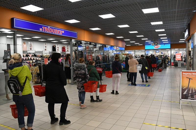 Pie atkal strādāt sākušiem veikaliem veidojas iedzīvotāju rindas