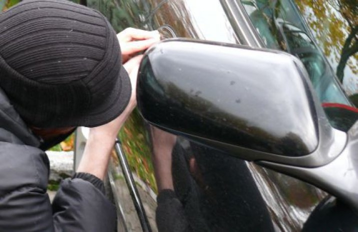 No mājas pagalma Iecavas novadā nozog 29 gadus vecu «Volkswagen Passat»
