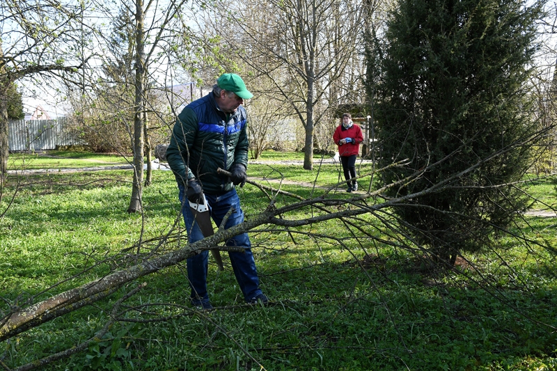 Iecavas pusē talcinieki piepildījuši ap 200 maisu ar atkritumiem