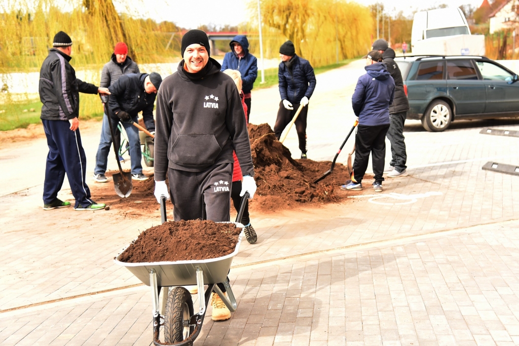 Bauskas novadā talkotāji strādā, lai vidi veidotu skaistāku, ne tikai vāc atkritumus