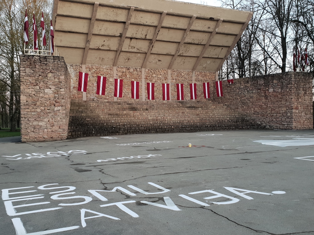 Bauskas pilskalnā svētkos skan latvietības spēka signāli