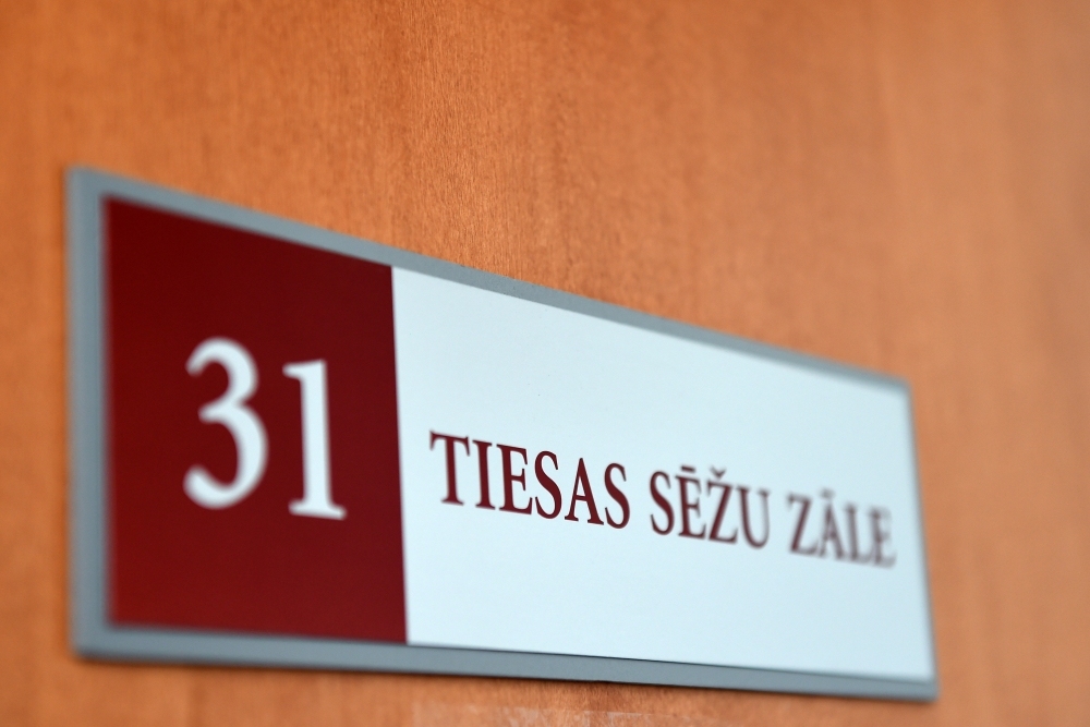 Lietā par 124 000 eiro izkrāpšanu no valsts plānotas tiesas debates