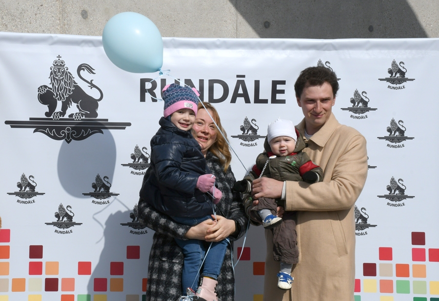 Valsts svētkos sveic jaunos rundāliešus