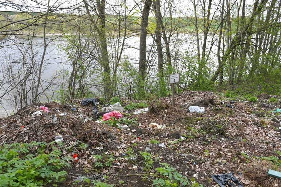 Atkritumu kaudze pārāk tuvu Lielupei