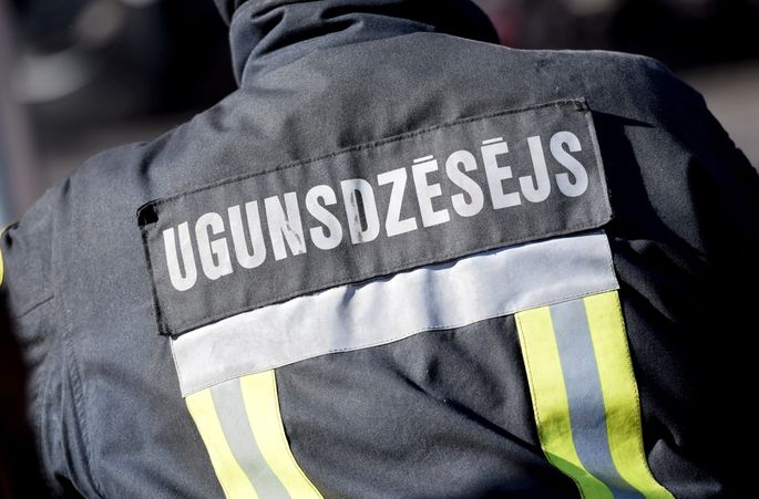 Dzīvoklī Vecumniekos uz plīts piedeg ēdiens, radot sadūmojumu