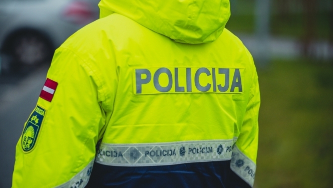 Šoferis Iecavā iebrauc bedrē, sabojājot divas riepas uz remontējama ceļa