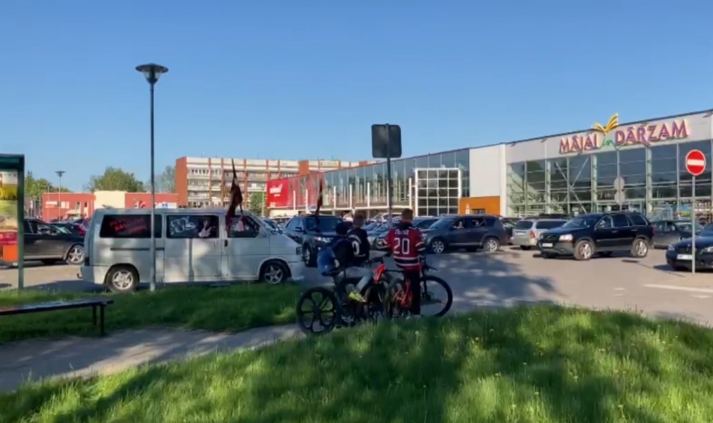 Bauskas ielās izbrauc hokeja fani
