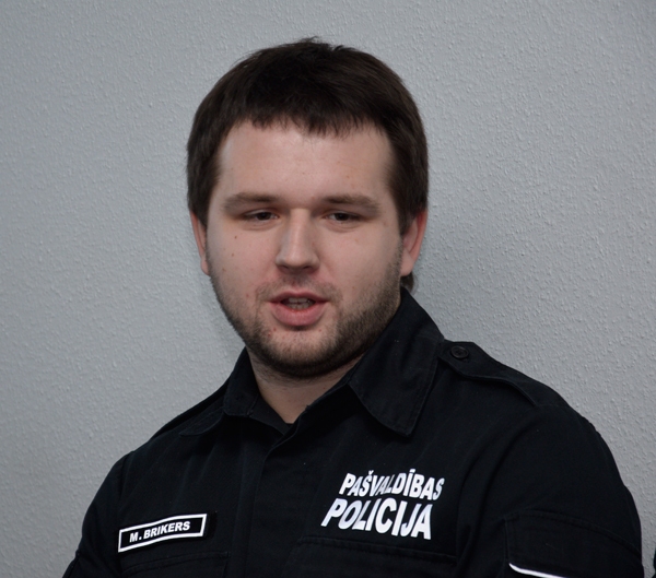 Jaunietis Bauskā nozog automašīnu, lai pavizinātos